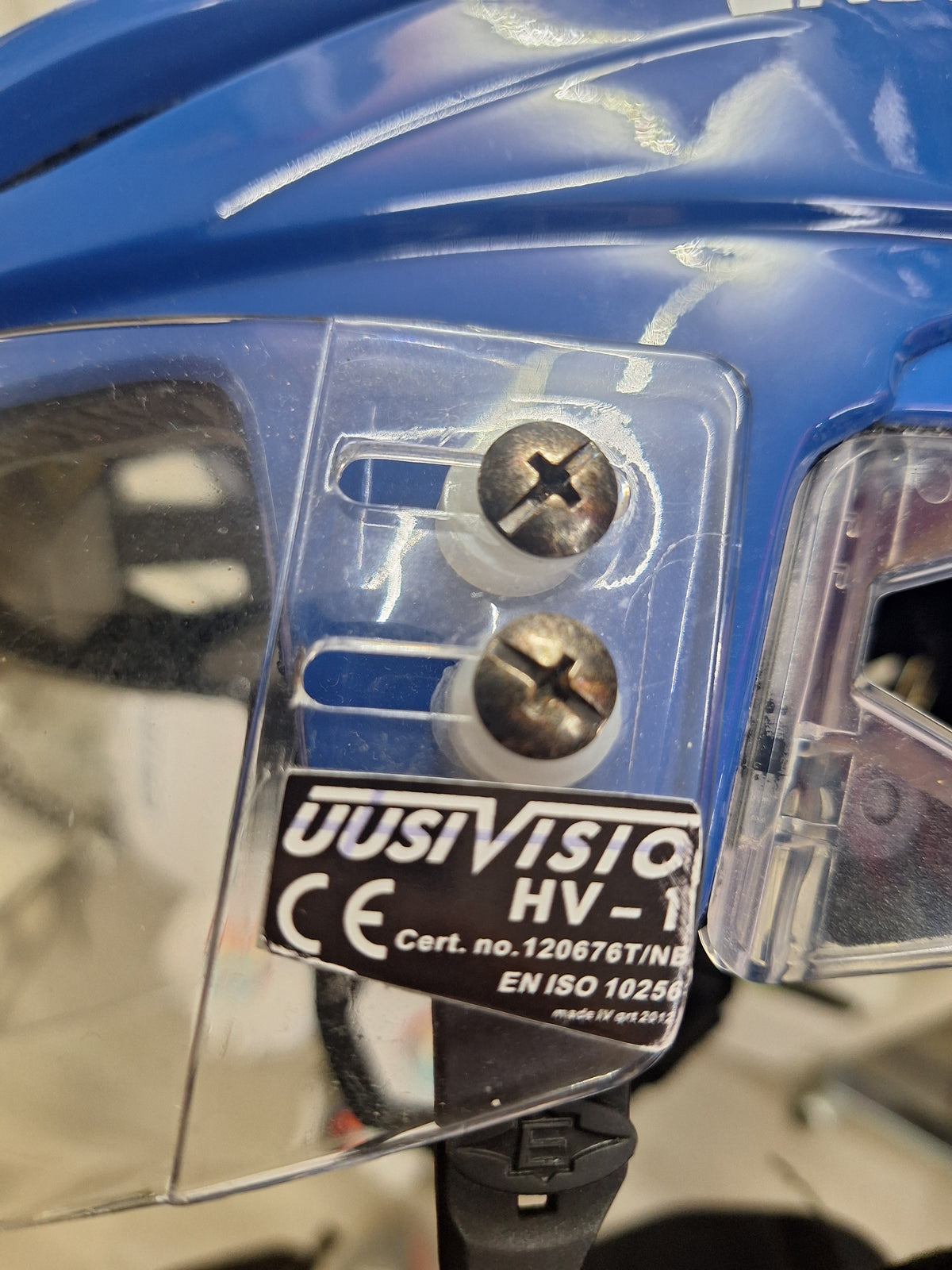 Easton S19 kypärä visiirillä Sr L kunto ok. Kypärä erittäin kevyt!