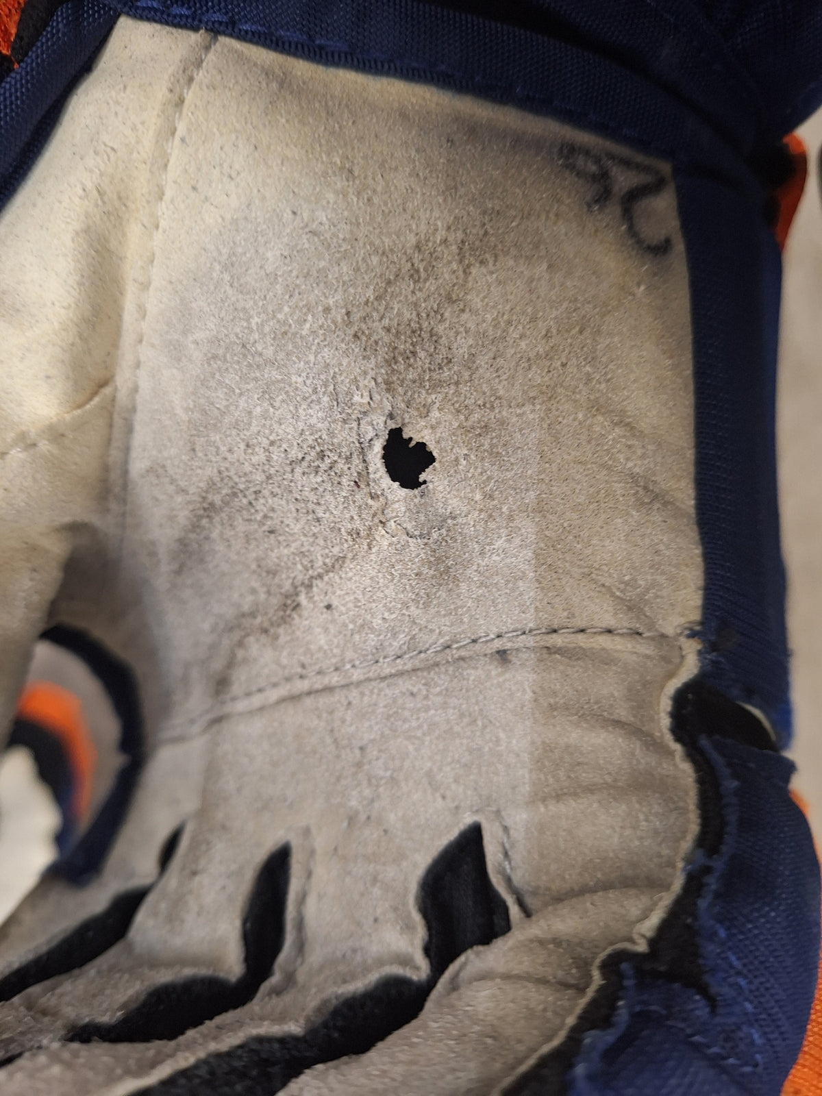 Warrior Pro pelihanskat koko 14 ( Jesper Mattilan ) kämmenessä ihan pieni reiän alku.