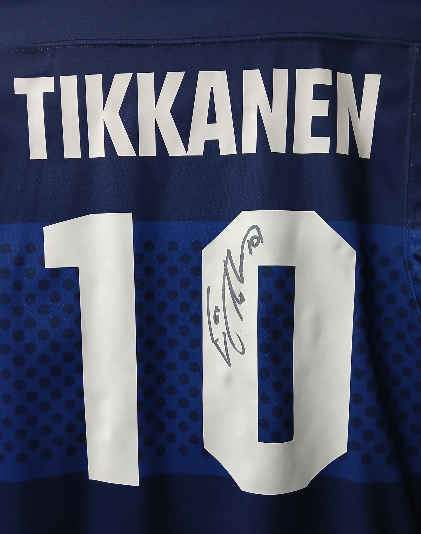 Suomi fanipaita Esa Tikkasen nimmarilla paidan koko L.