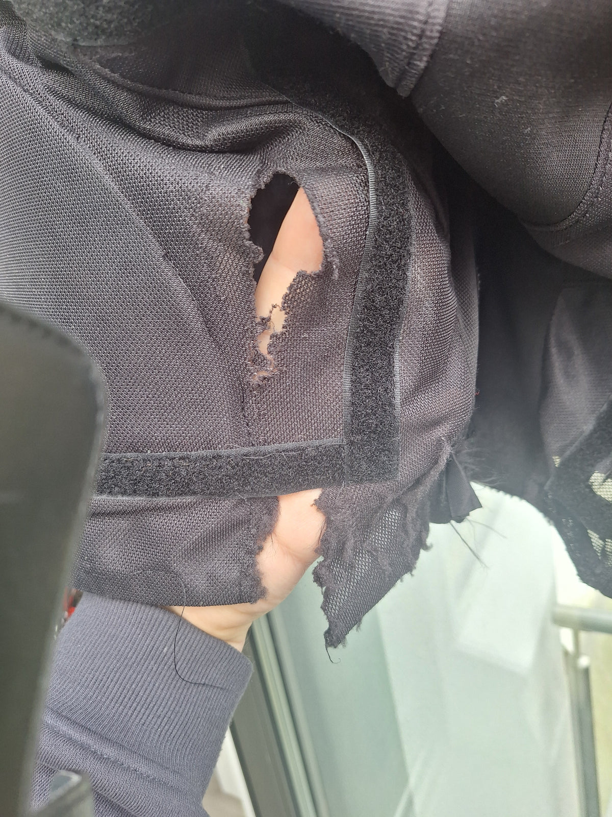 Bauer pro pelihousu Sr M käytetty HUOM PUNTISSA REIKÄ TARTTEE KORJATA! Siksi edullinen muuten ok.