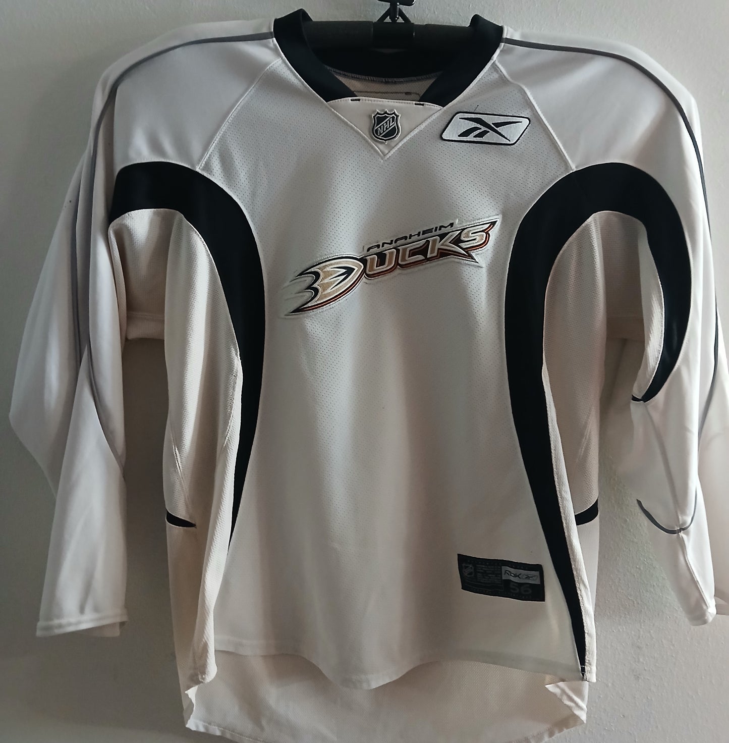 Anaheim Ducks reenipaita. Saku Koivun käytössä ollut.