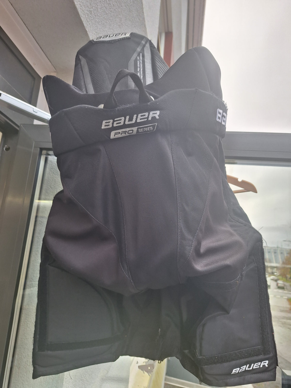 Bauer Pro pelihousu Sr L kyljessä vähän kulumaa muuten ok.