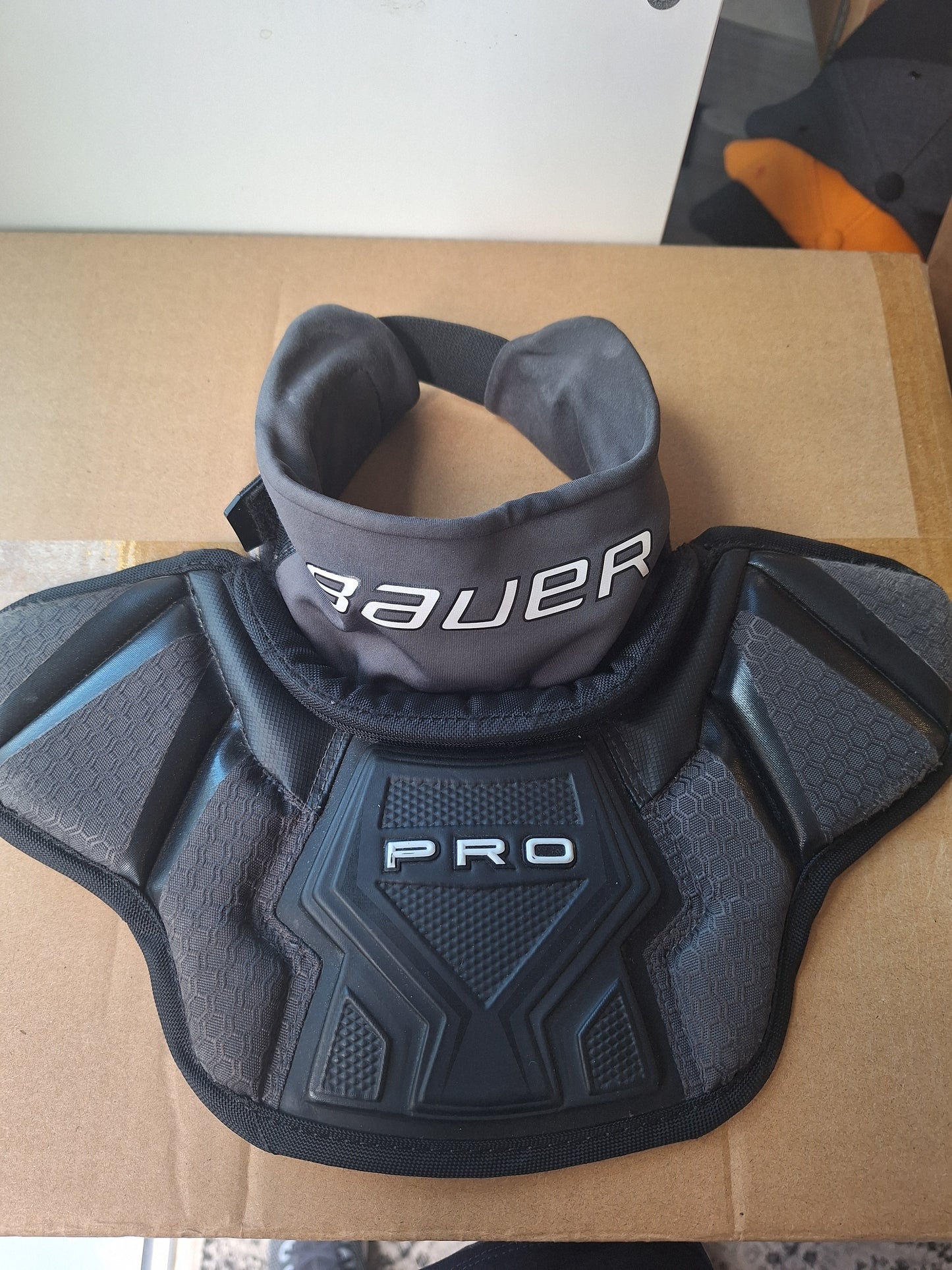 Bauer Pro Jr MV-kaulasuoja käytetty kunto ok