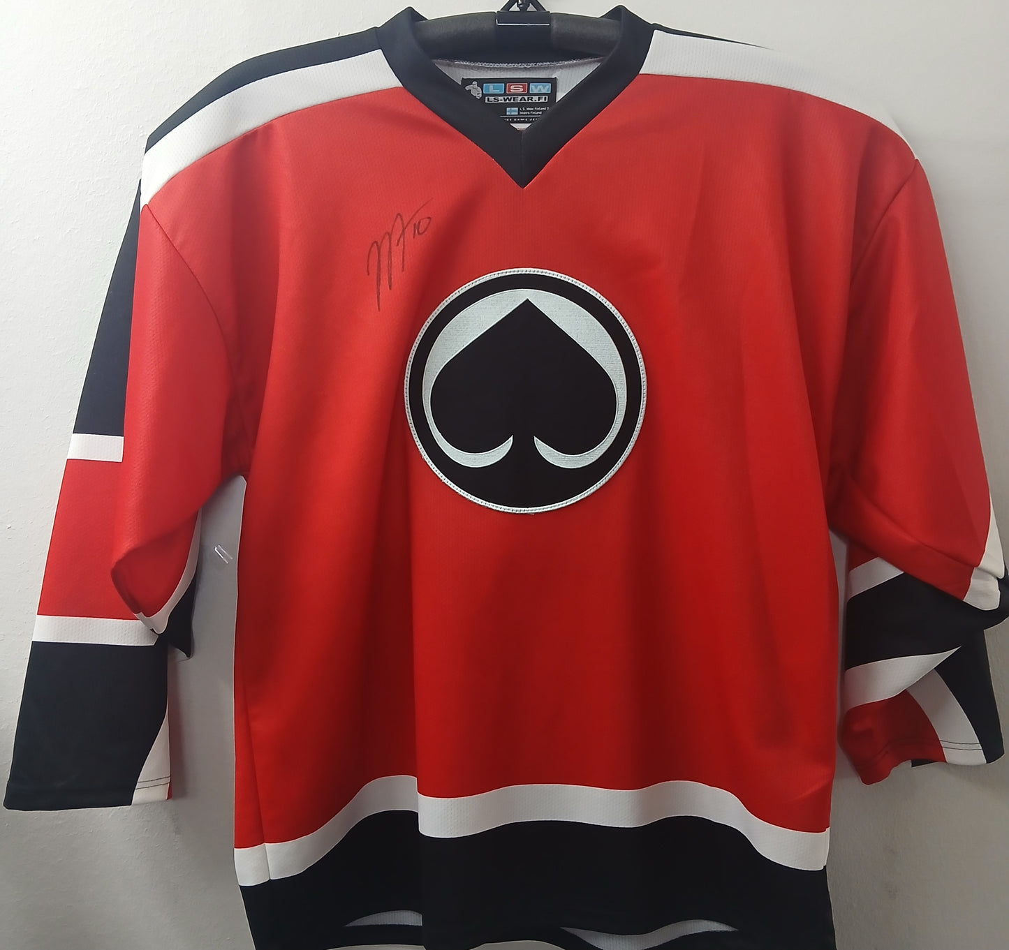 Porin Ässät fanipaita. Joel Armian nimmarilla.