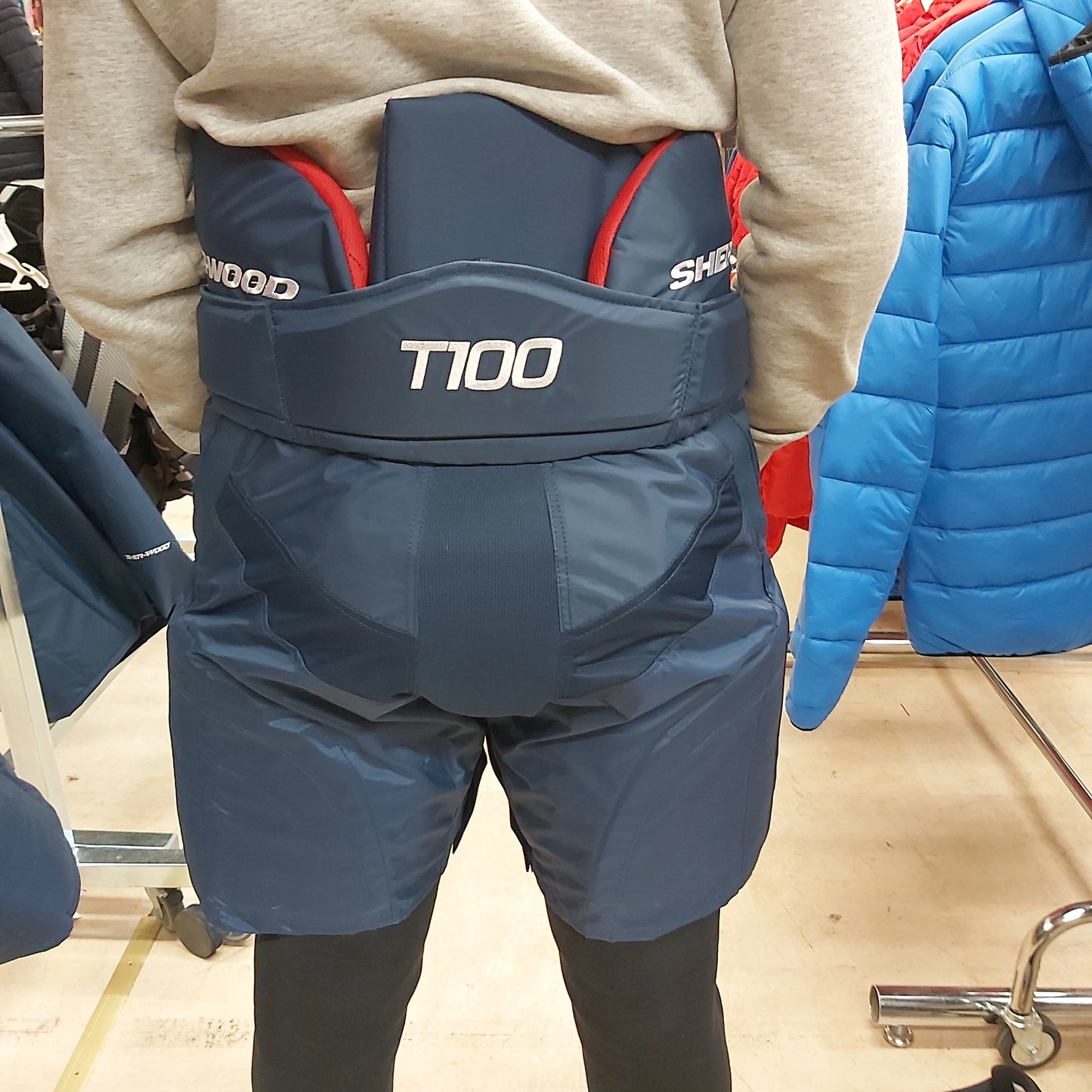 Pelihousu Sherwood T100