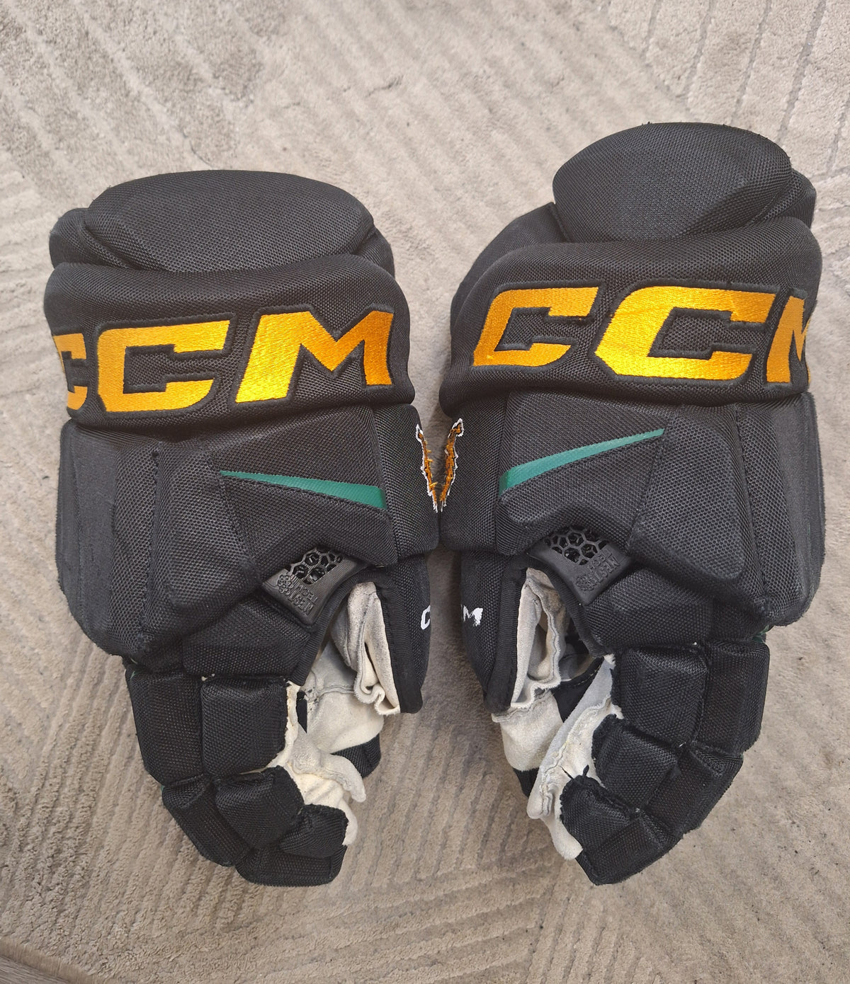CCM HGP koko 14 Ilves pelihanska käytetty kunto ok