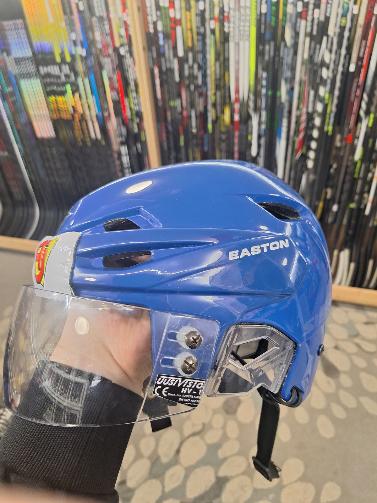 Easton S19 kypärä visiirillä Sr L kunto ok. Kypärä erittäin kevyt!