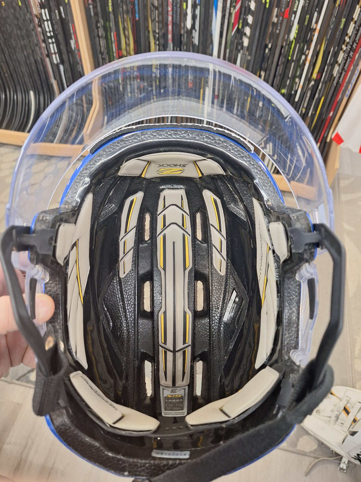 Easton S19 kypärä visiirillä Sr L kunto ok. Kypärä erittäin kevyt!
