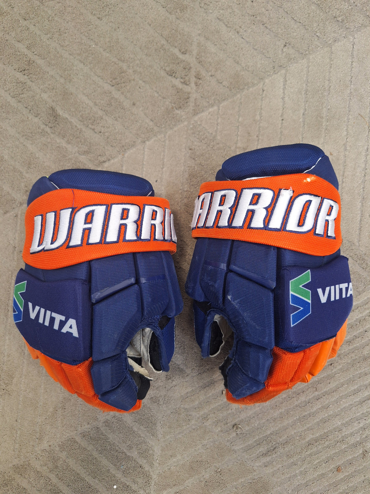 Warrior Pro pelihanskat koko 14 ( Jesper Mattilan ) kämmenessä ihan pieni reiän alku.