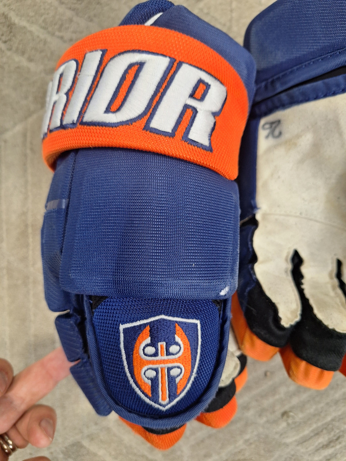 Warrior Pro pelihanskat koko 14 ( Jesper Mattilan ) kämmenessä ihan pieni reiän alku.