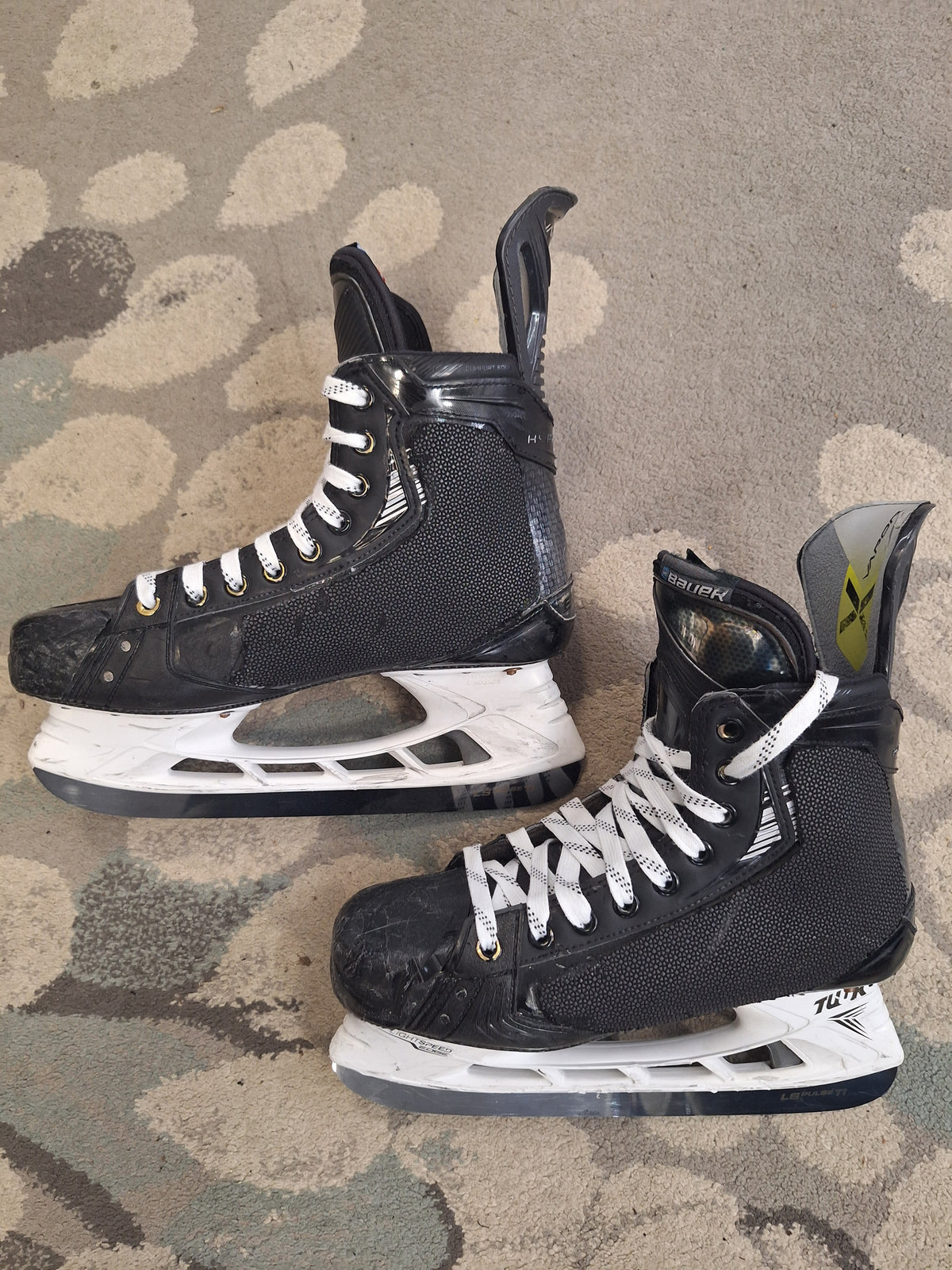 Bauer hyperlite 2 ja koko 8=43 ( oikea jalka 8 1/2 eli 4mm pitempi )