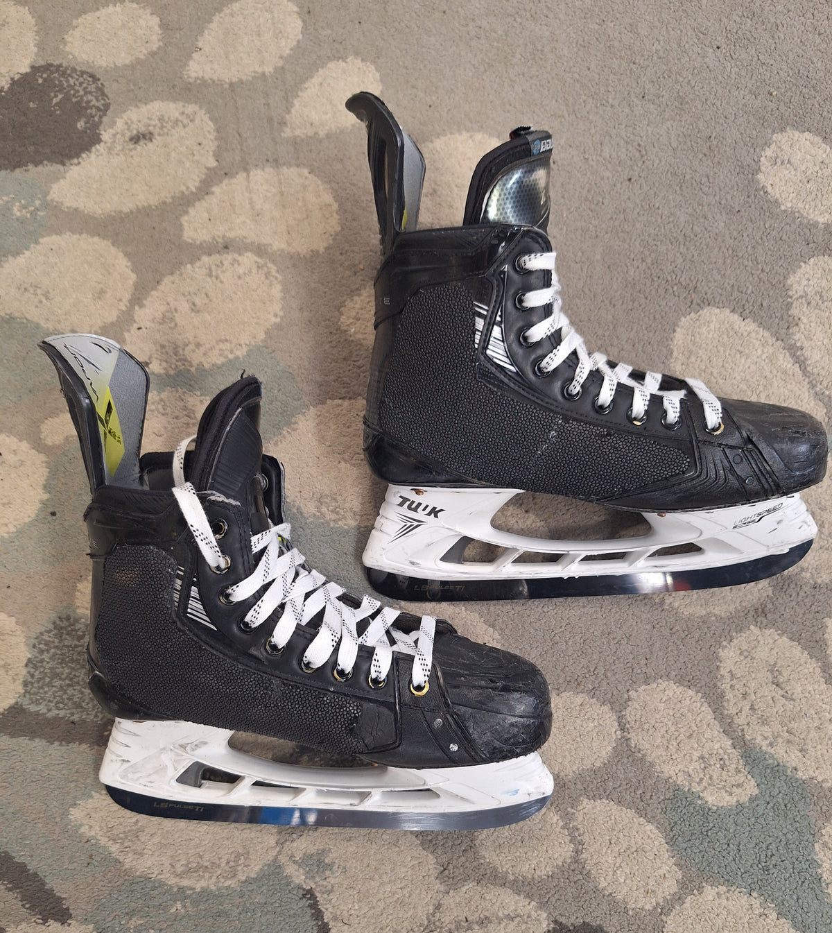 Bauer hyperlite 2 ja koko 8=43 ( oikea jalka 8 1/2 eli 4mm pitempi )