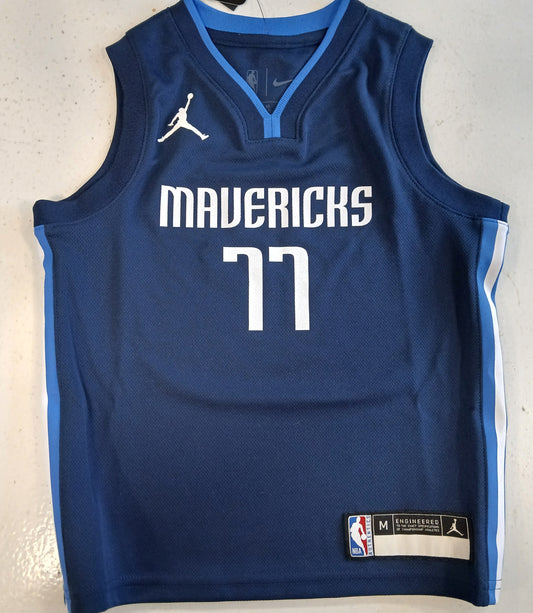 Dallas Mavericks " Doncic ". Lasten koot.