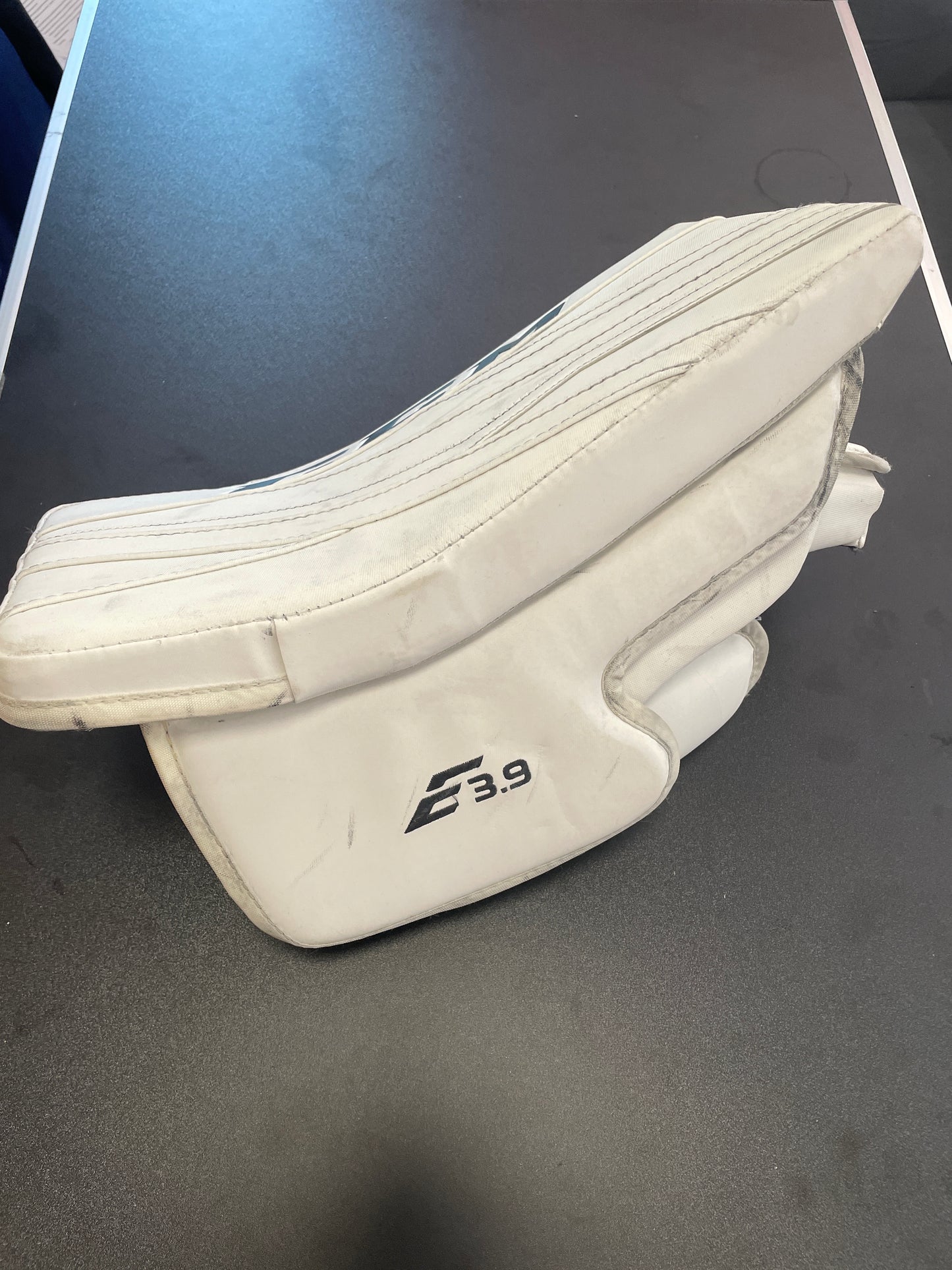 CCM E3.9 vasenkätinen kilpi Sr