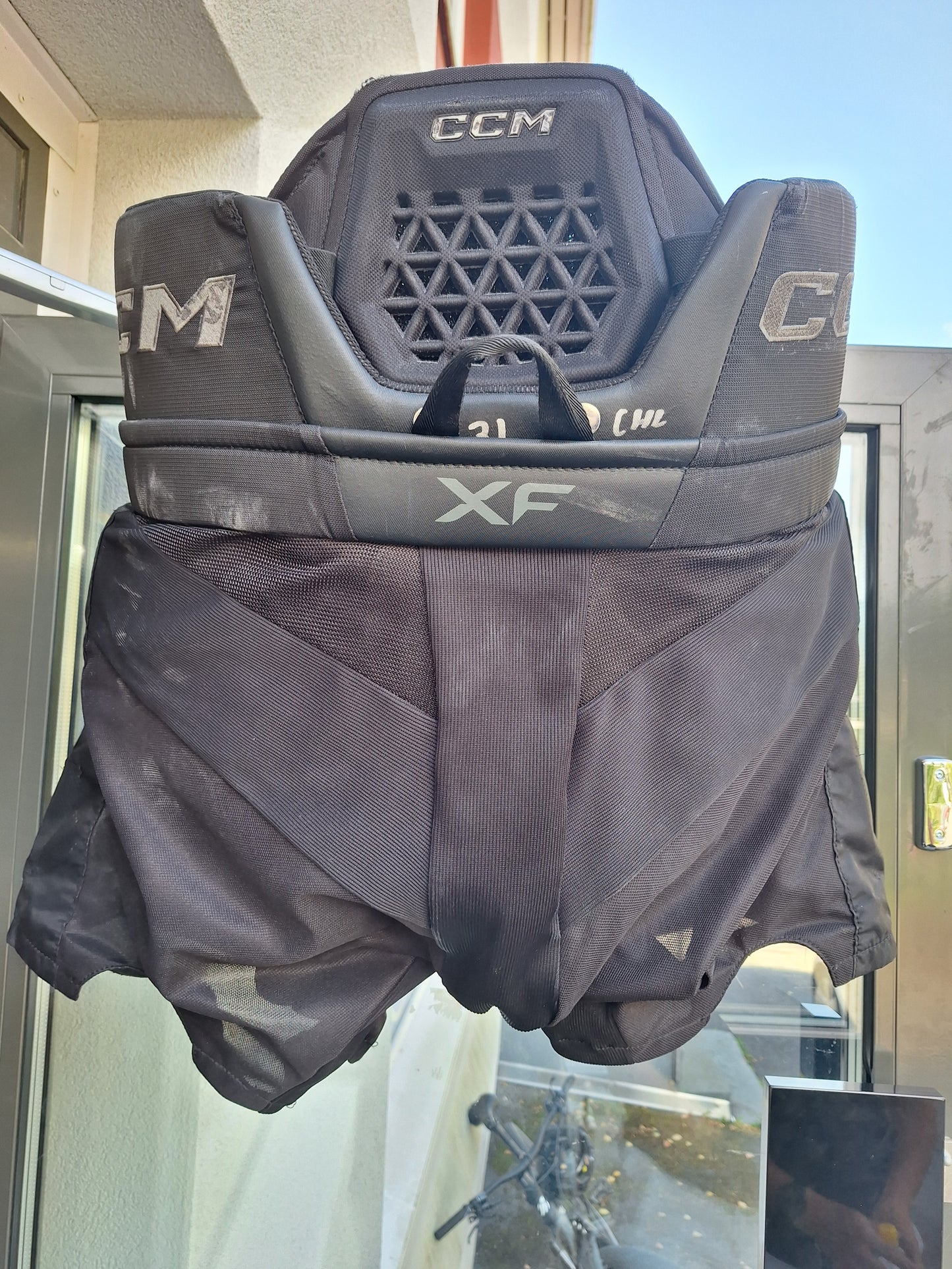 CCM XF Pro housut koko Sr XL ( kyljissä reikä joka kuvassa muuten ok )