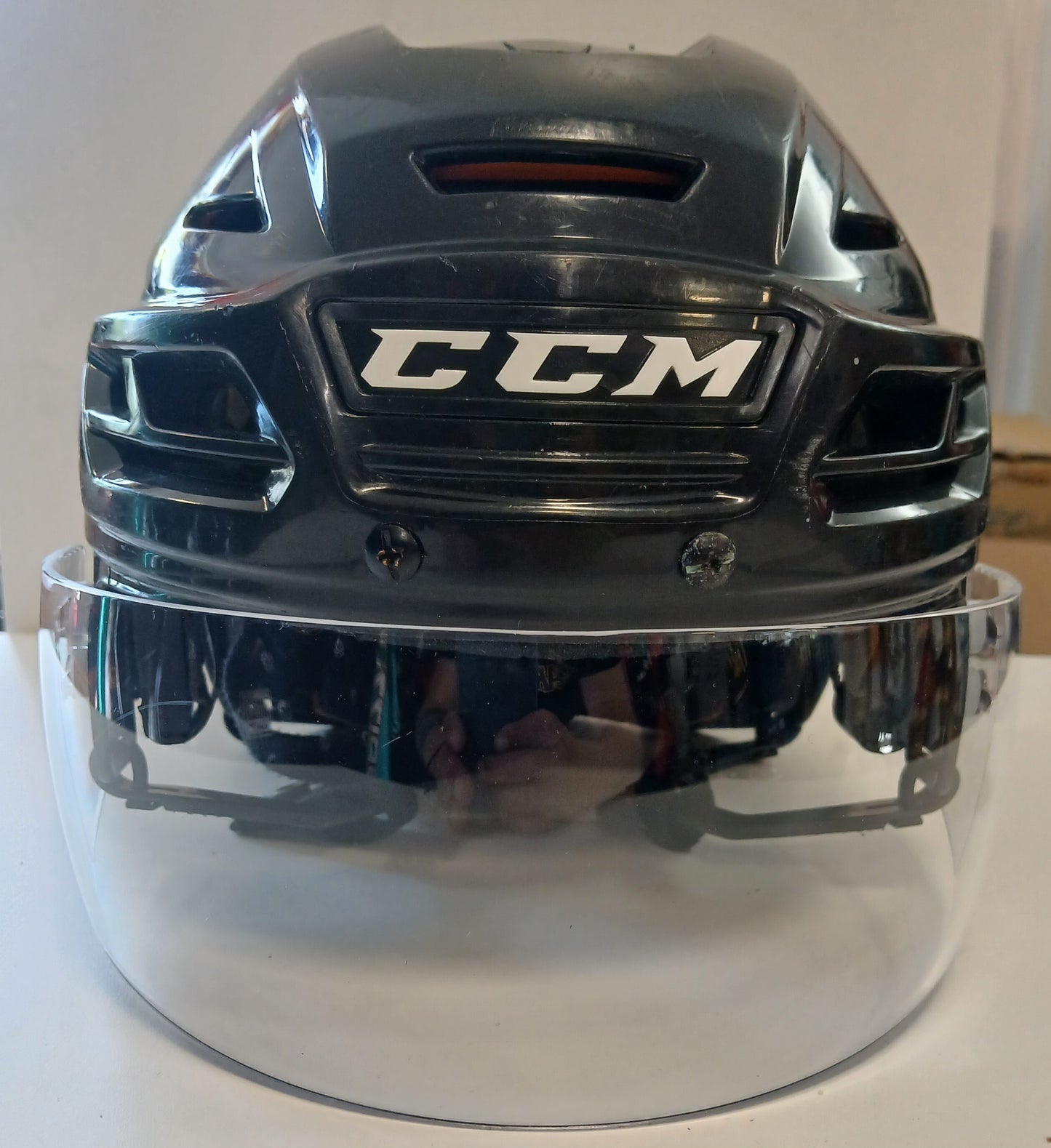 CCM käytetty kypärä, uudella visiirillä.