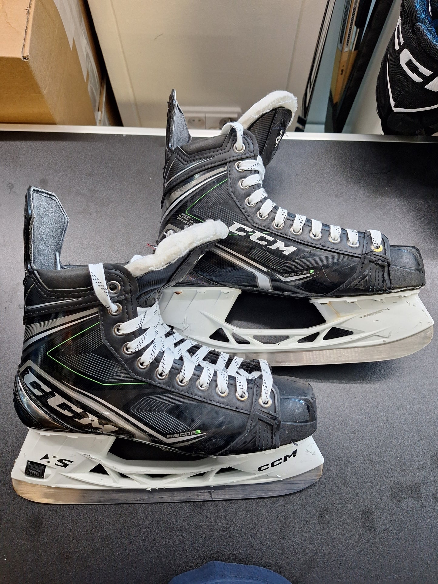 CCM Ribcor koko 9 1/4 = 44.5