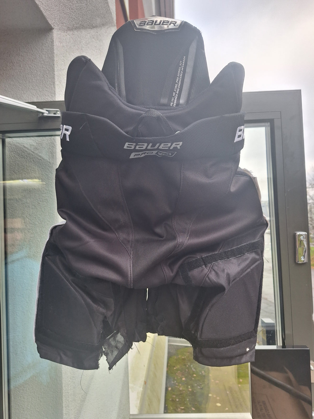 Bauer pro pelihousu Sr M käytetty HUOM PUNTISSA REIKÄ TARTTEE KORJATA! Siksi edullinen muuten ok.