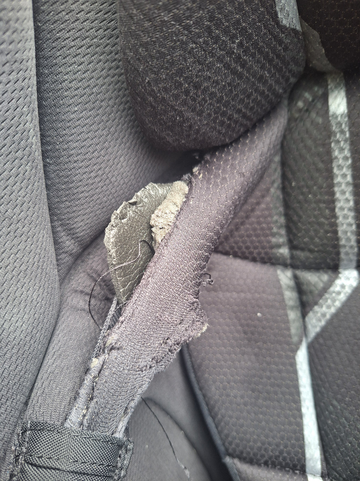 Bauer pro pelihousu Sr M käytetty HUOM PUNTISSA REIKÄ TARTTEE KORJATA! Siksi edullinen muuten ok.