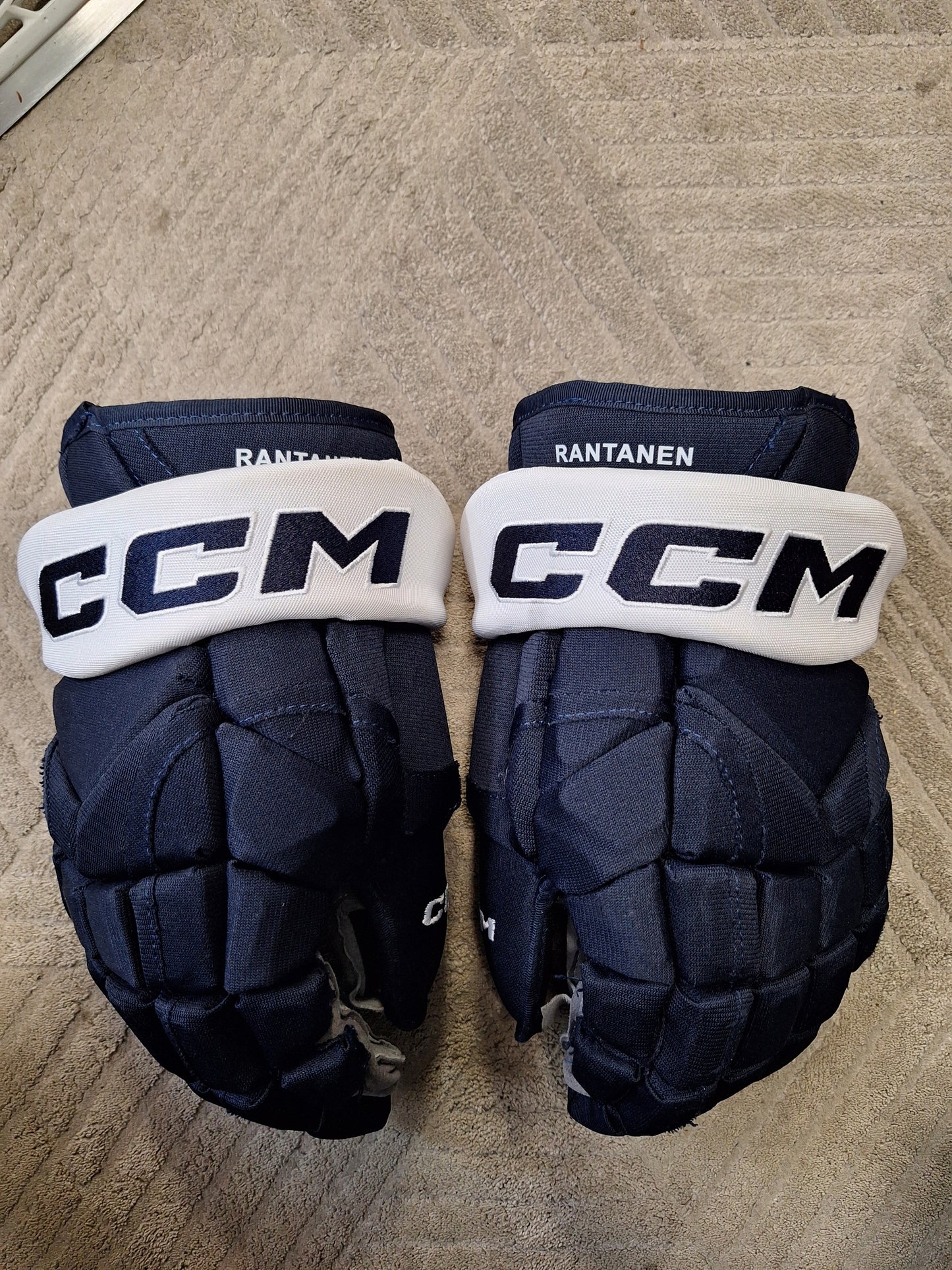 CCM HG12 Pro pelihanskat. Nämä Mikko Rantasen käyttämät.