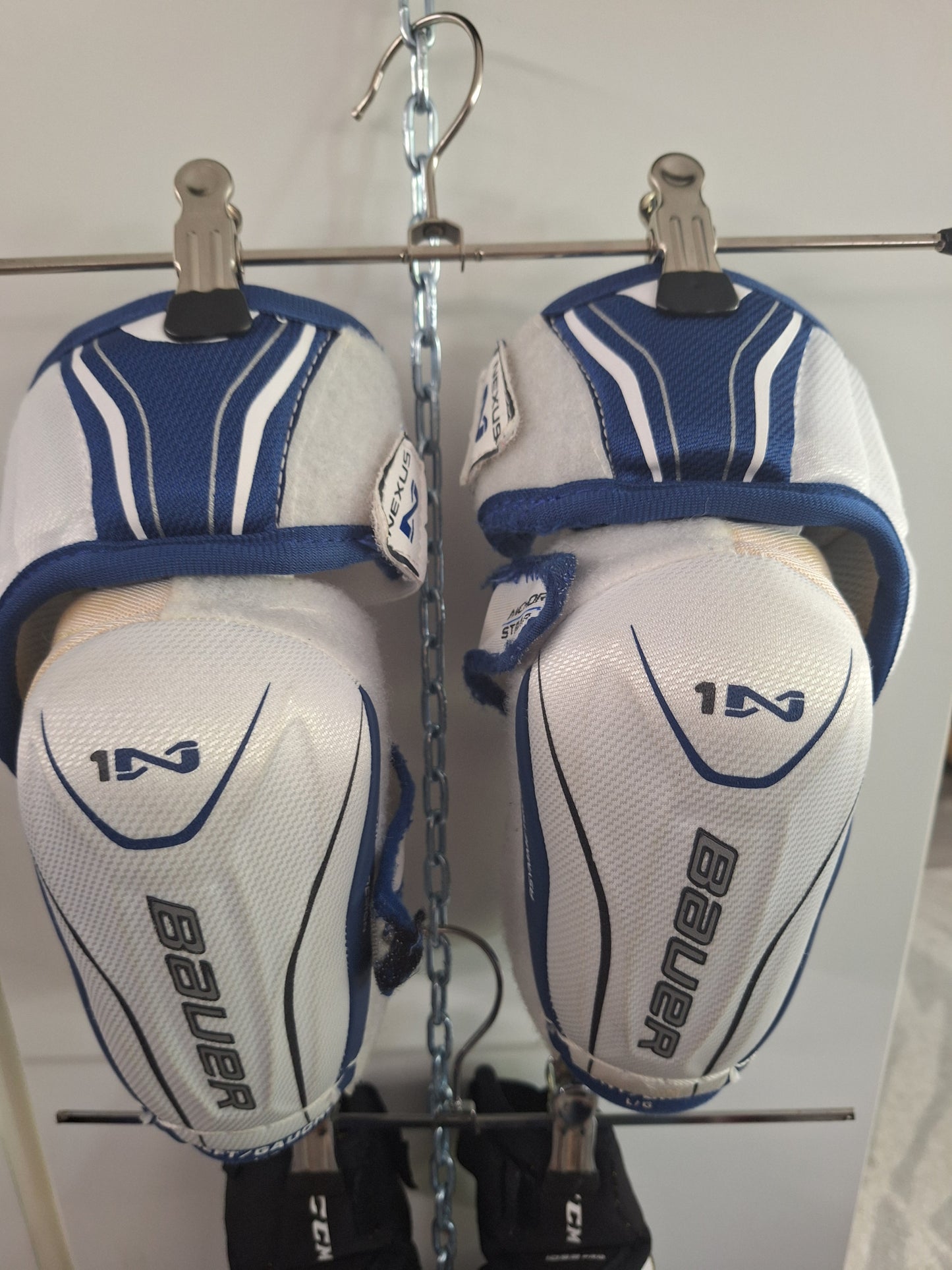 Bauer 1N kyynärsuoja Jr L noin 145-155cm. Kunto hyvä