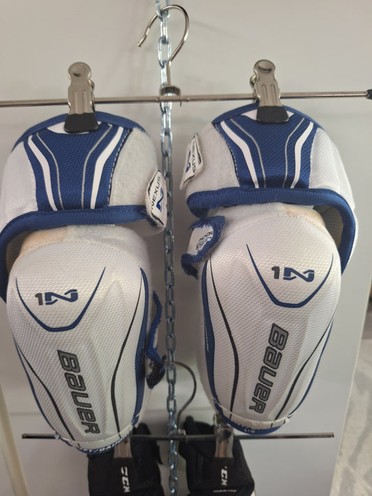 Bauer 1N kyynärsuoja Jr L noin 145-155cm. Kunto hyvä