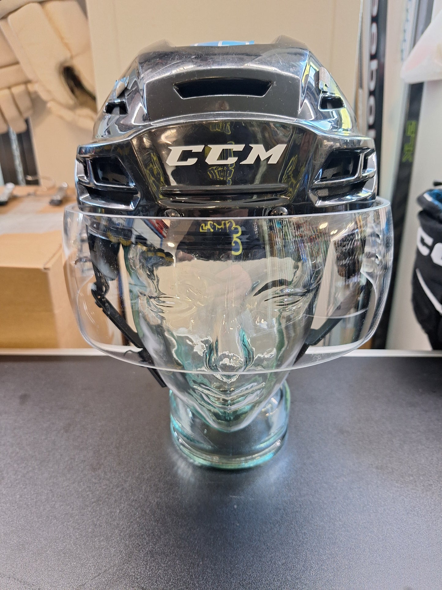 CCM Tacks 310 koko M ( visiiri kohtalainen tarrat saa pois )