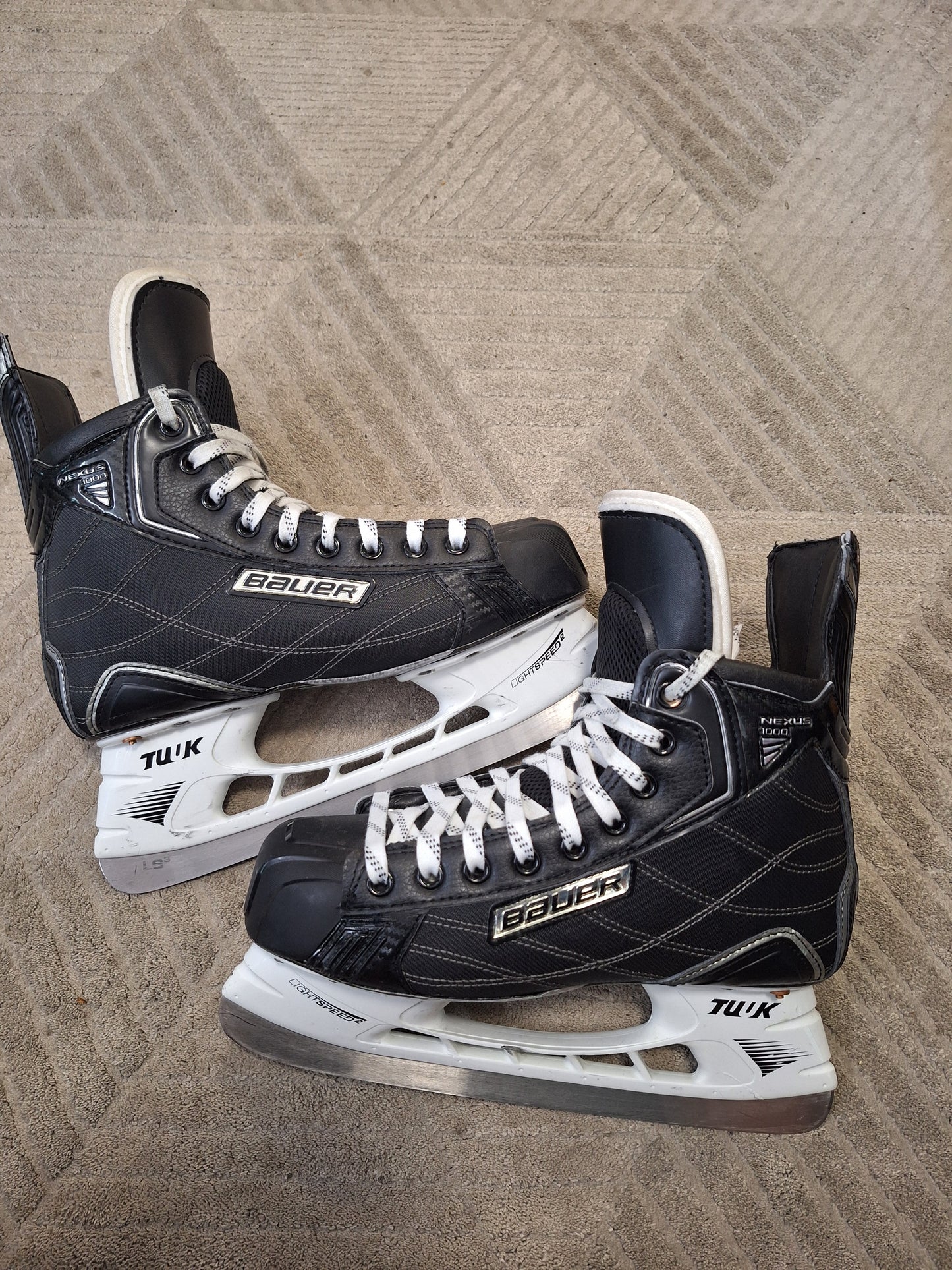 Bauer Nexus 1000 Pro luistimet. Käytetty 2 kertaa ja koko 8 puoli eli 44 ja lesti EE.