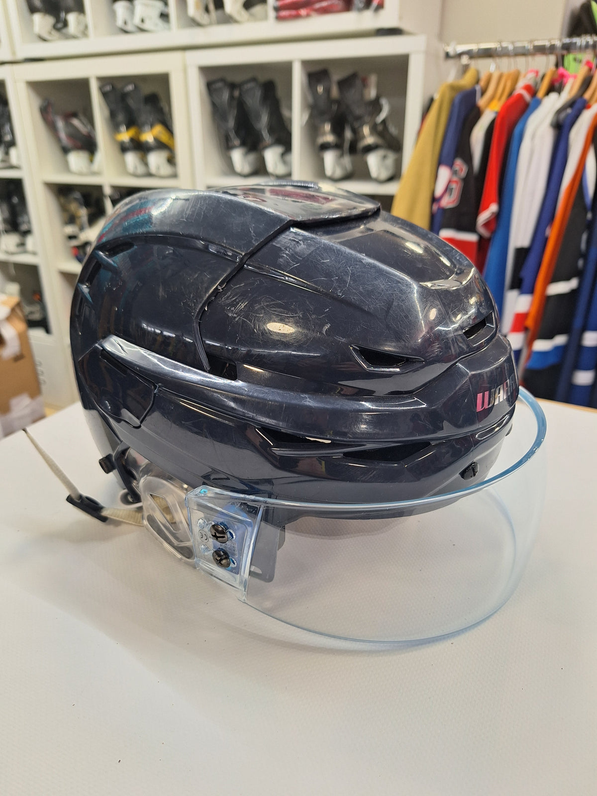 Warrior CF 100 Medium kypärän kunto ok ja visiiri uusi.