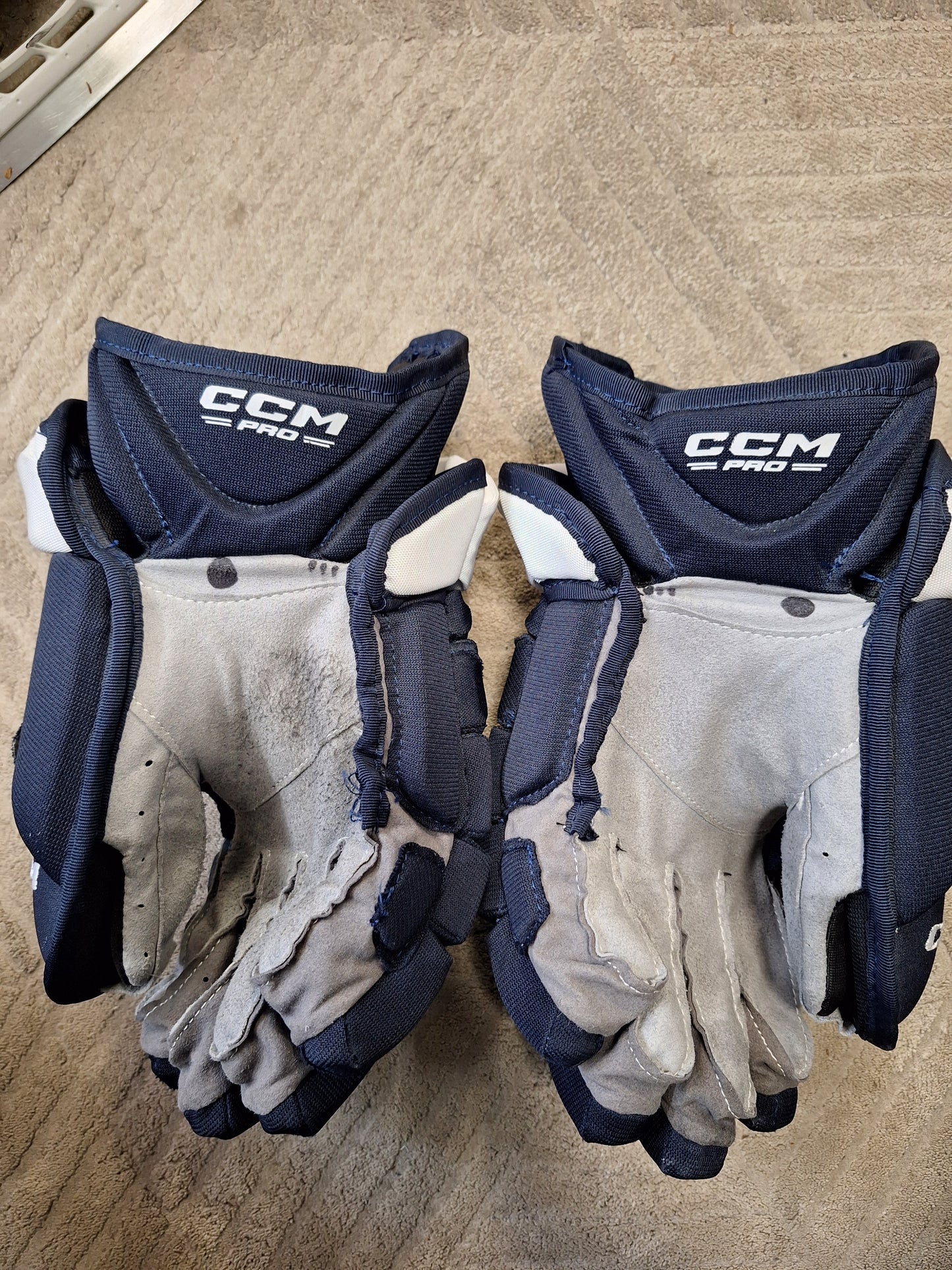 CCM HG12 Pro pelihanskat. Nämä Mikko Rantasen käyttämät.