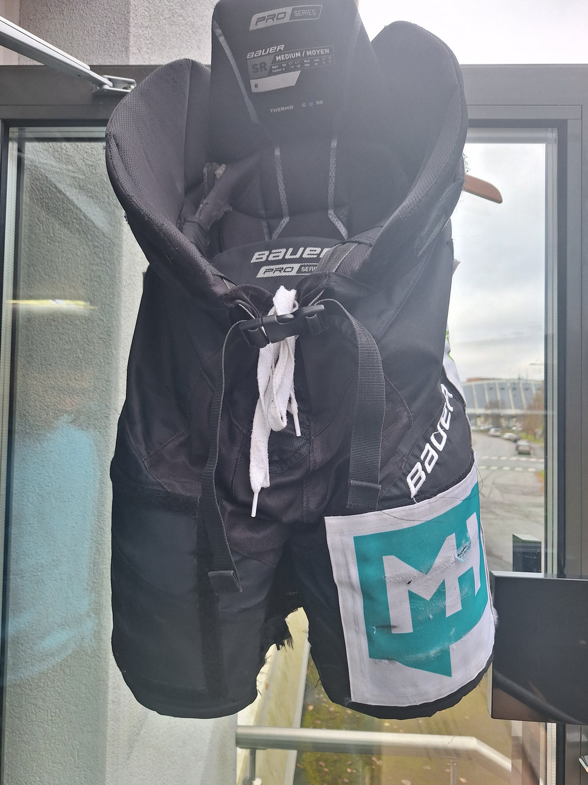 Bauer pro pelihousu Sr M käytetty HUOM PUNTISSA REIKÄ TARTTEE KORJATA! Siksi edullinen muuten ok.