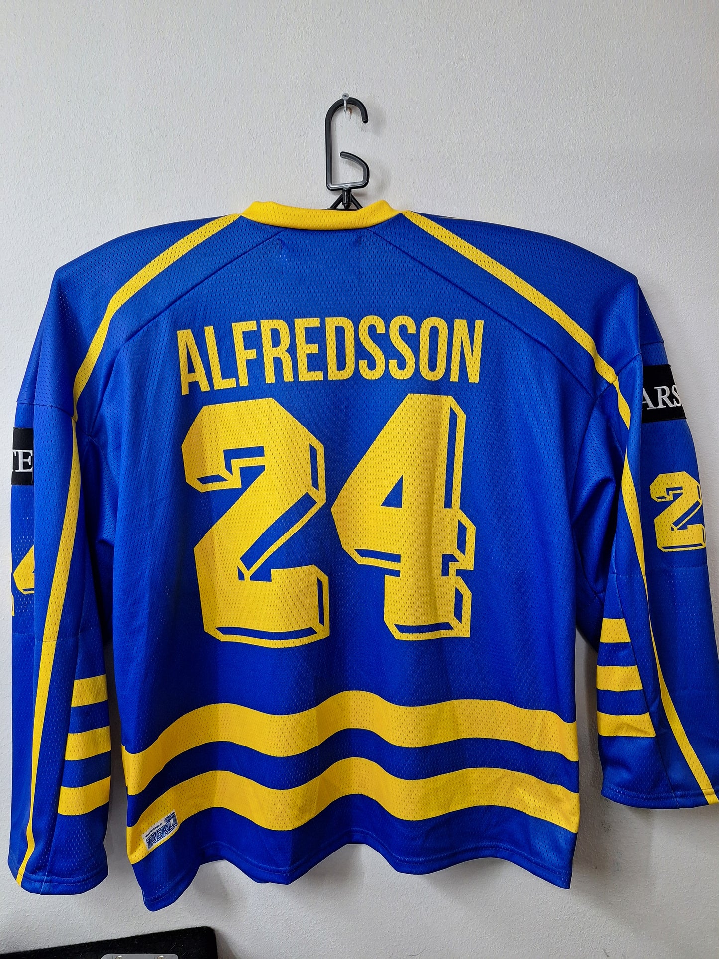 Ruotsi paita Alfredsson ollut 95 leffassa koko XXL.