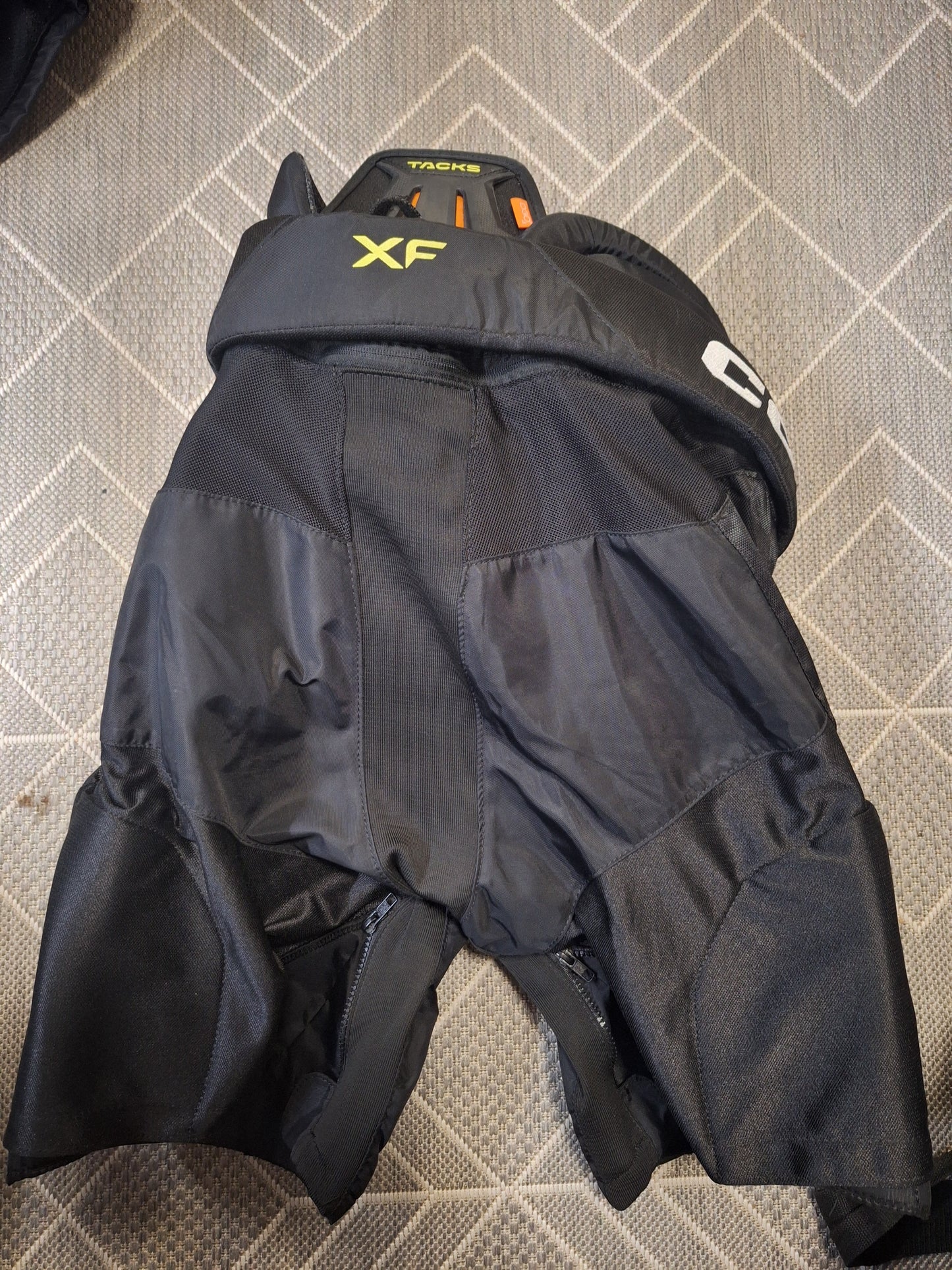 CCM XF Tacks Sr Medium ( kunto erinomainen )
